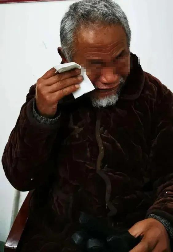 查分后的沉默,那个男生把三年的青春都咽下去了? 查分后的沉默,那个男生把三年的青春都咽下去了?